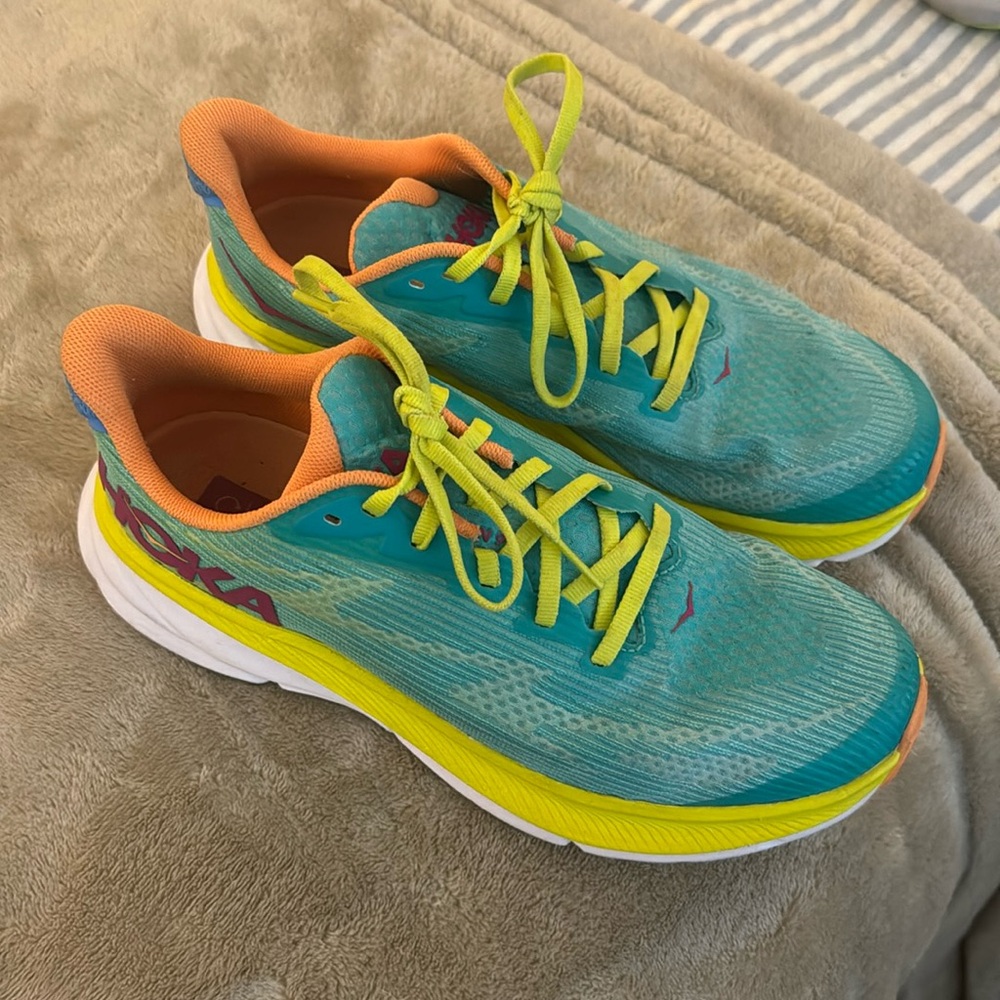 Hoka Clifton Kids - size 6 (fits women’s 7)